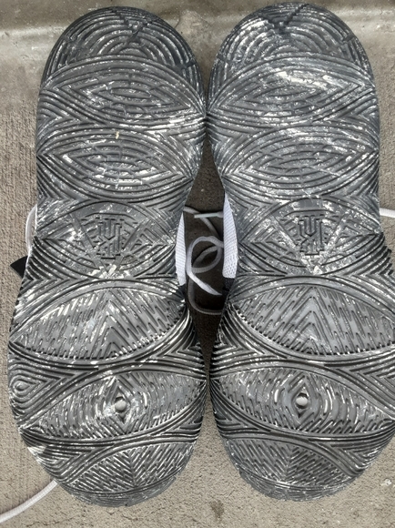 Nike kyrie v basketball shoe sz 12 - Picture 3 of 3